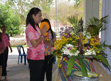 พิธีสรงน้ำพระและรดน้ำ﻿ขอพรเนื่องในประเพณีวันสงกรานต์ ... พารามิเตอร์รูปภาพ 2